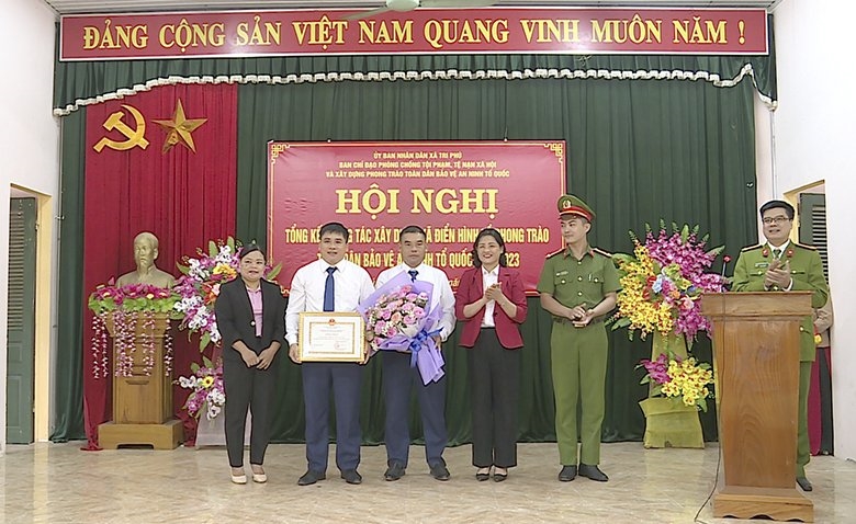 UBND xã Tri Phú trao giấy khen cho 11 tập thể, 23 cá nhân có thành tích xuất sắc trong tham gia thực hiện phong trào dân bảo vệ an ninh Tổ quốc năm 2023.