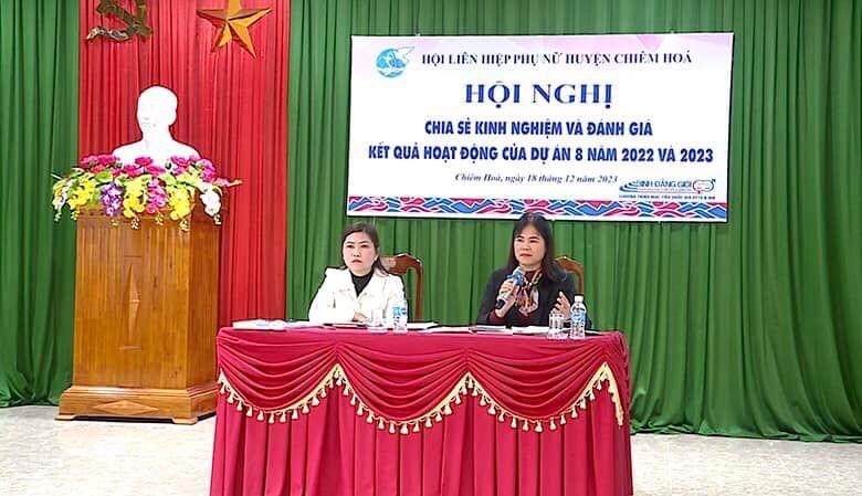 Bà Lê Thị Thanh Tâm (bên phải), Chủ tịch Hội LHPN huyện Chiêm Hoá chia sẻ tại một hội nghị