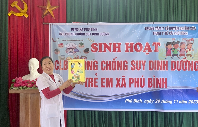 cán bộ Trạm y tế xã Phú Bình phổ biến một số kiến thức chung về dinh dưỡng cho nhân dân