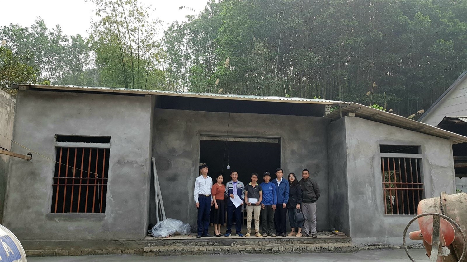 Ủy ban MTTQ huyện Sơn Dương hỗ trợ kinh phí làm nhà ở cho gia đình anh Dương Văn Día, thôn Tân An, xã Đông Thọ 