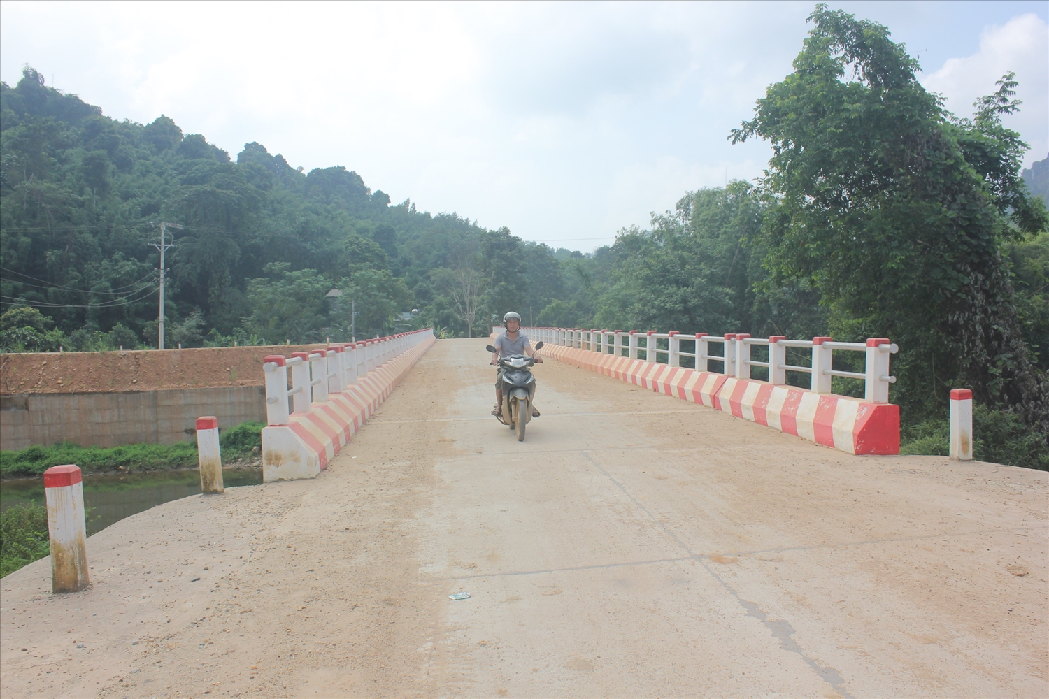 Cây cầu thôn Bum Kẹn, xã Hùng Lợi (Yên Sơn) được đầu tư xây dựng, tạo điều kiện cho người dân thông thương.