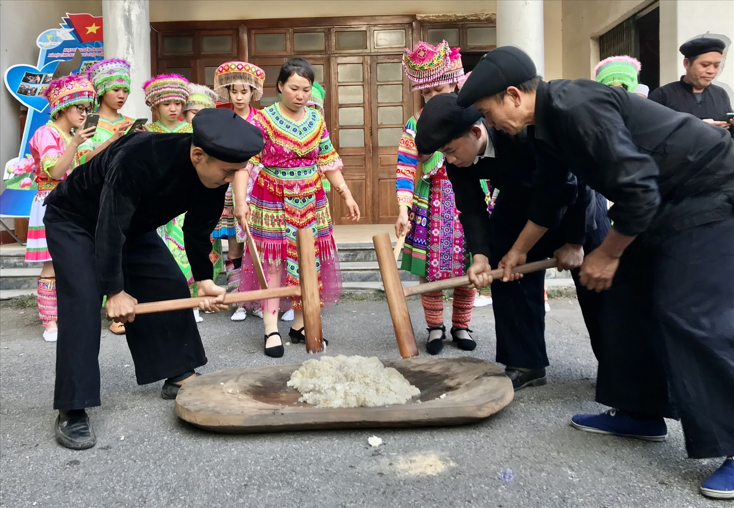 Đồng bào dân tộc Mông xã Kiến Thiết (Yên Sơn) có nghề truyền thống làm bánh dày. 