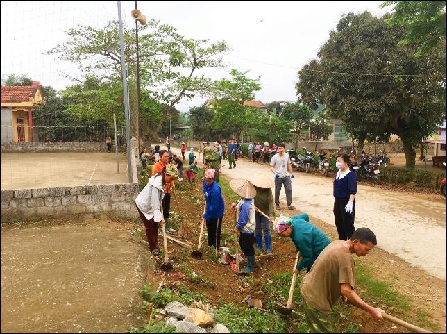 Người dân xã Bình Yên (Sơn Dương, Tuyên Quang) tham gia dọn dẹp, vệ sinh môi trường. 