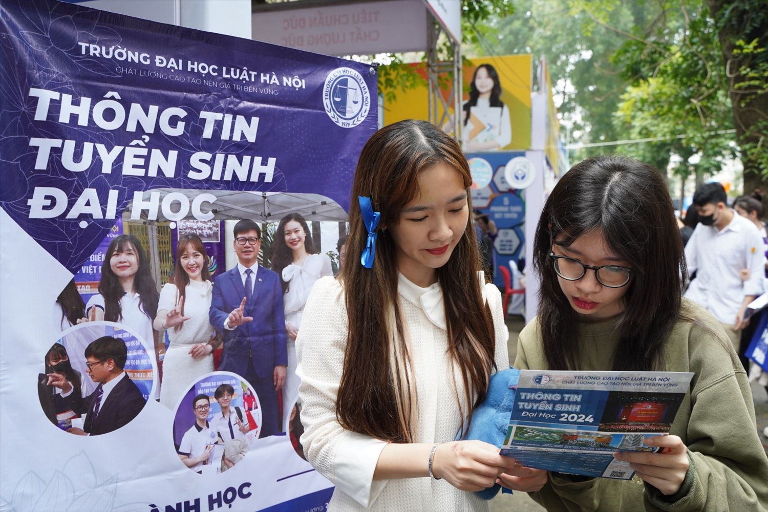 Các thí sinh tìm hiểu về công tác tuyển sinh của trường Đại học Luật Hà Nội