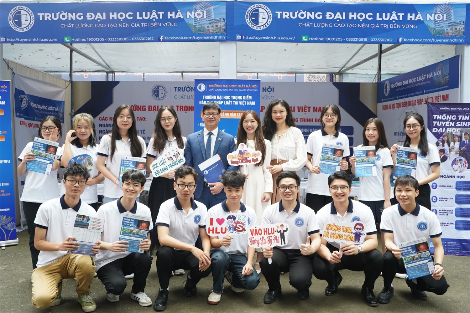 Ban tư vấn tuyển sinh của Trường Đại học Luật Hà Nội tại Ngày hội Tư vấn tuyển sinh - Hướng nghiệp 2024.