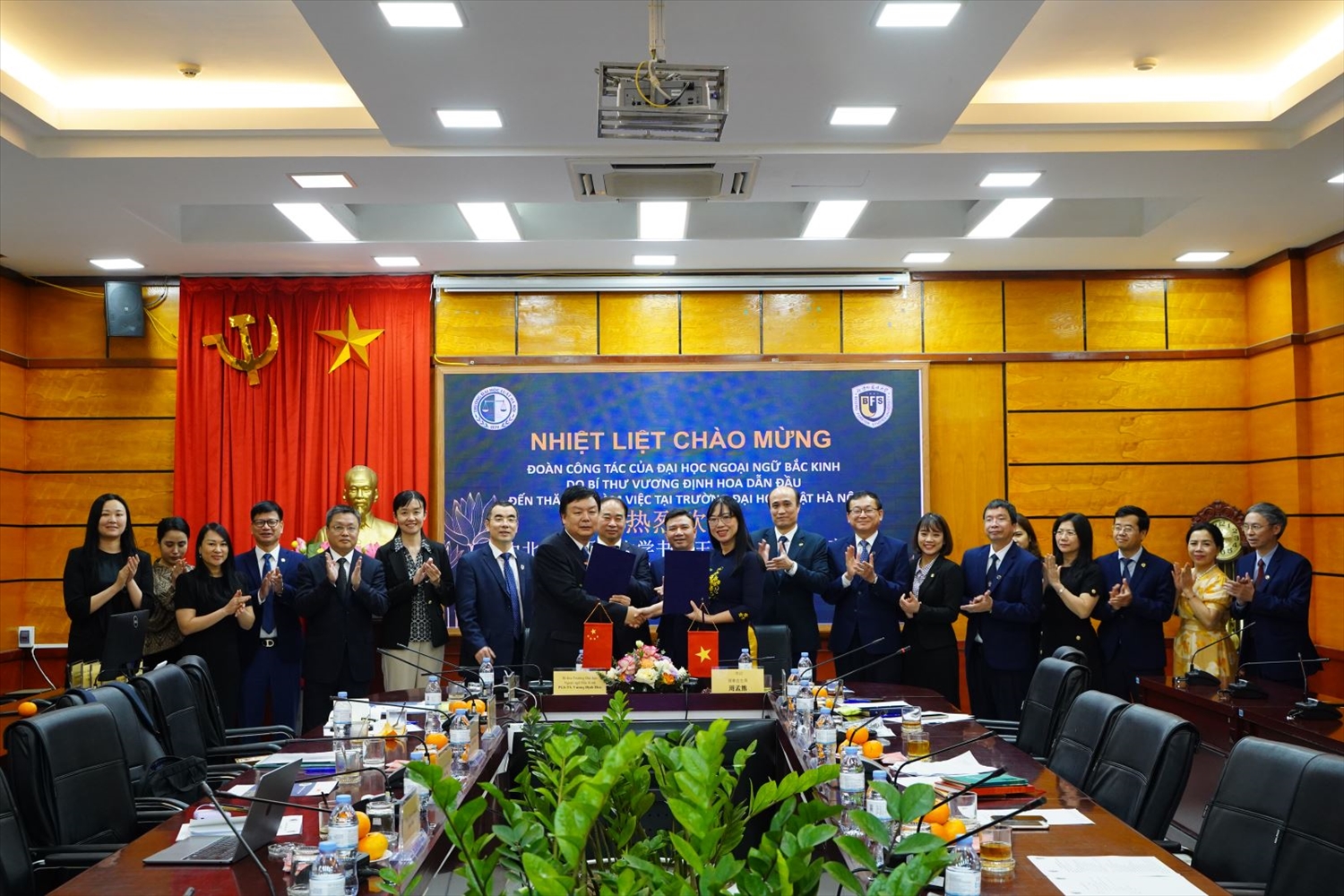 Trường Đại học Luật Hà Nội và Trường Luật, Đại học Ngoại ngữ Bắc Kinh cùng nhau ký thỏa thuận hợp.