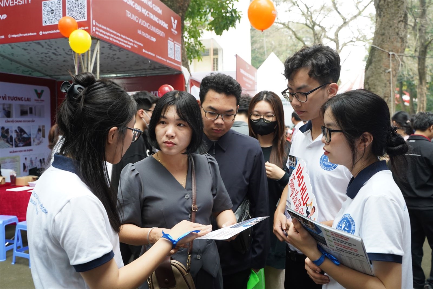 Các bạn học sinh và phụ huynh tìm hiểu về công tác tuyển sinh của trường Đại học Luật Hà Nội