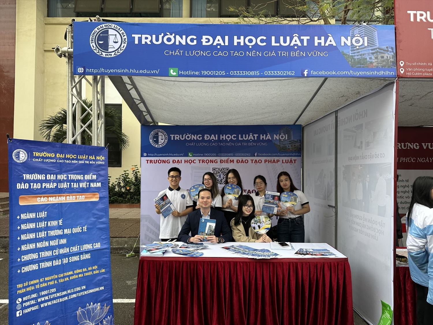 Ban tư vấn tuyển sinh của Trường Đại học Luật Hà Nội tại Trường THPT Nguyễn Trãi, Hải Dương.