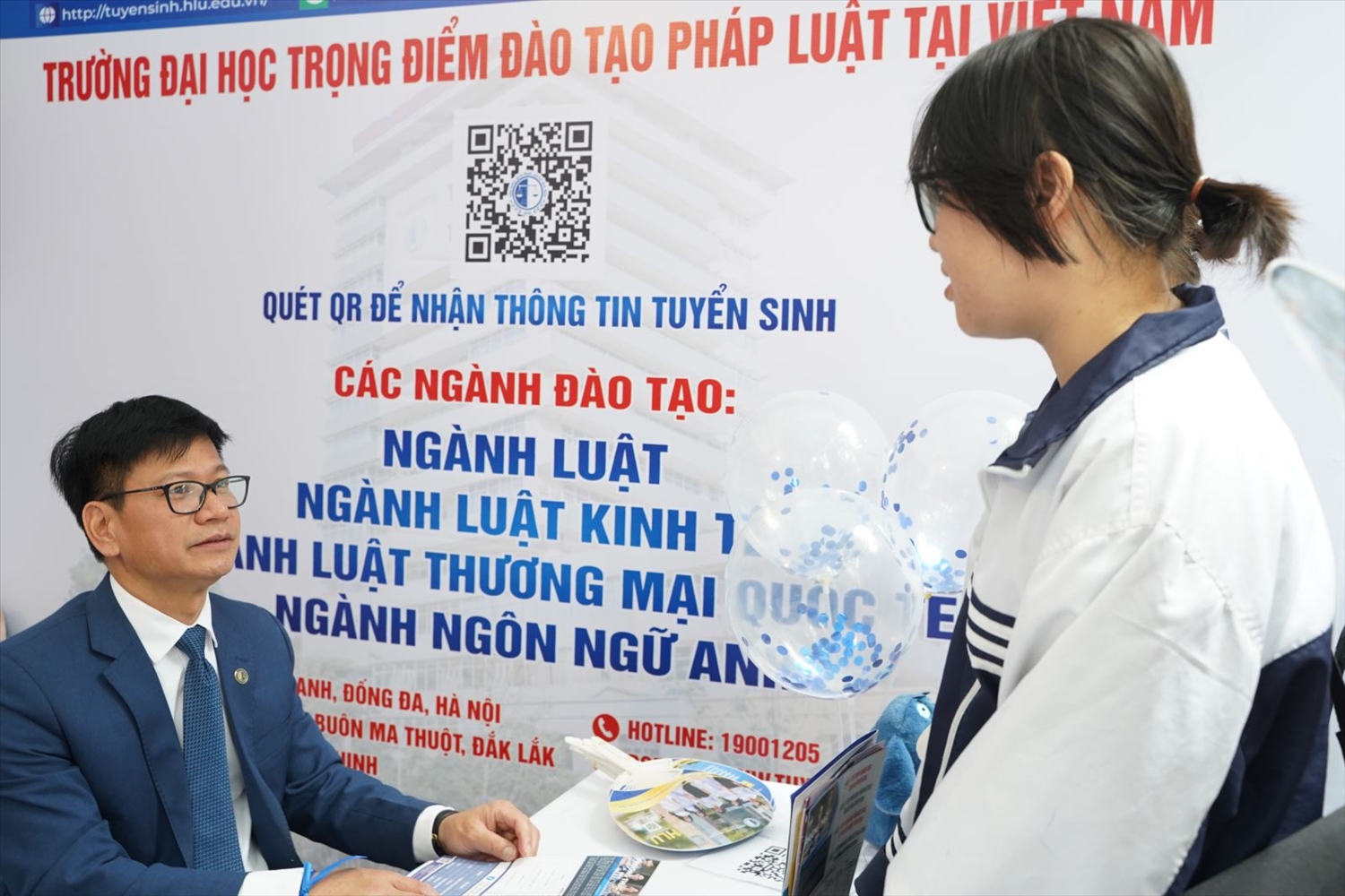 TS Nguyễn Triều Dương - Trưởng phòng Phòng Đào tạo đại học đang giải thích thắc mắc cho học sinh về phương thức tuyển sinh của Trường