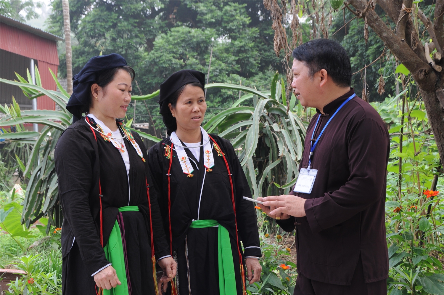 Tuyên truyền, phổ biến tới người dân tộc Sán Dìu (Xã Đại Đình, huyện Tam Đảo) về chủ trương của Đảng, chính sách pháp luật của Nhà nước, để cùng nhau phát triển kinh tế và giữ gìn bản sắc văn hóa truyền thống. Ảnh: Chu Kiều