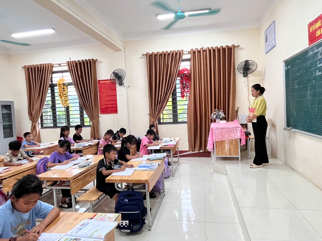 Cô Hoàng Thị Nhung, giáo viên dạy môn tiếng Việt cho học sinh lớp 3, Trường Tiểu học Sa Lung, huyện Đồng Hỷ, tỉnh Thái Nguyên.