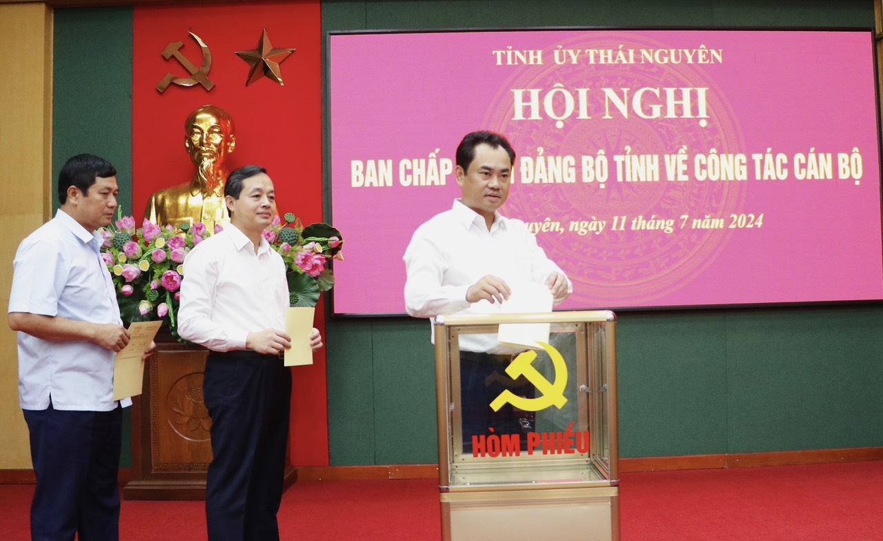 Các đại biểu tiến hành bỏ phiếu bầu Bí thư Tỉnh uỷ Thái Nguyên, nhiệm kỳ 2020 - 2025