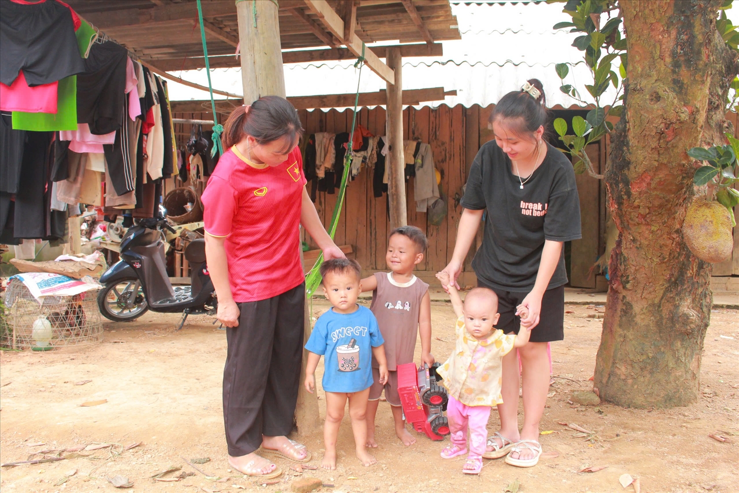 Chị Trương Thị Chua (Chi hội Trưởng hội LHNP xóm Lân Quan) đến thăm hỏi, động viên và chia sẻ với phụ nữ, trẻ em trên địa bàn