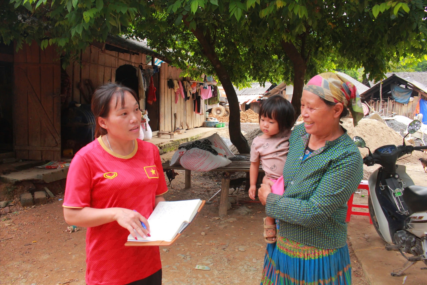 Chị Trương Thị Chua (Chi hội Trưởng hội LHNP xóm Lân Quan) tuyên truyền, chia sẻ về xóa bỏ định kiến, bình đẳng giới và thay đổi nhận thức, để bảo vệ quyền lợi của bản thân tốt hơn cho bà Ngô Thị Sái, xóm Lân Quan, xã Tân Long, huyện Đồng Hỷ, tỉnh Thái Nguyên.