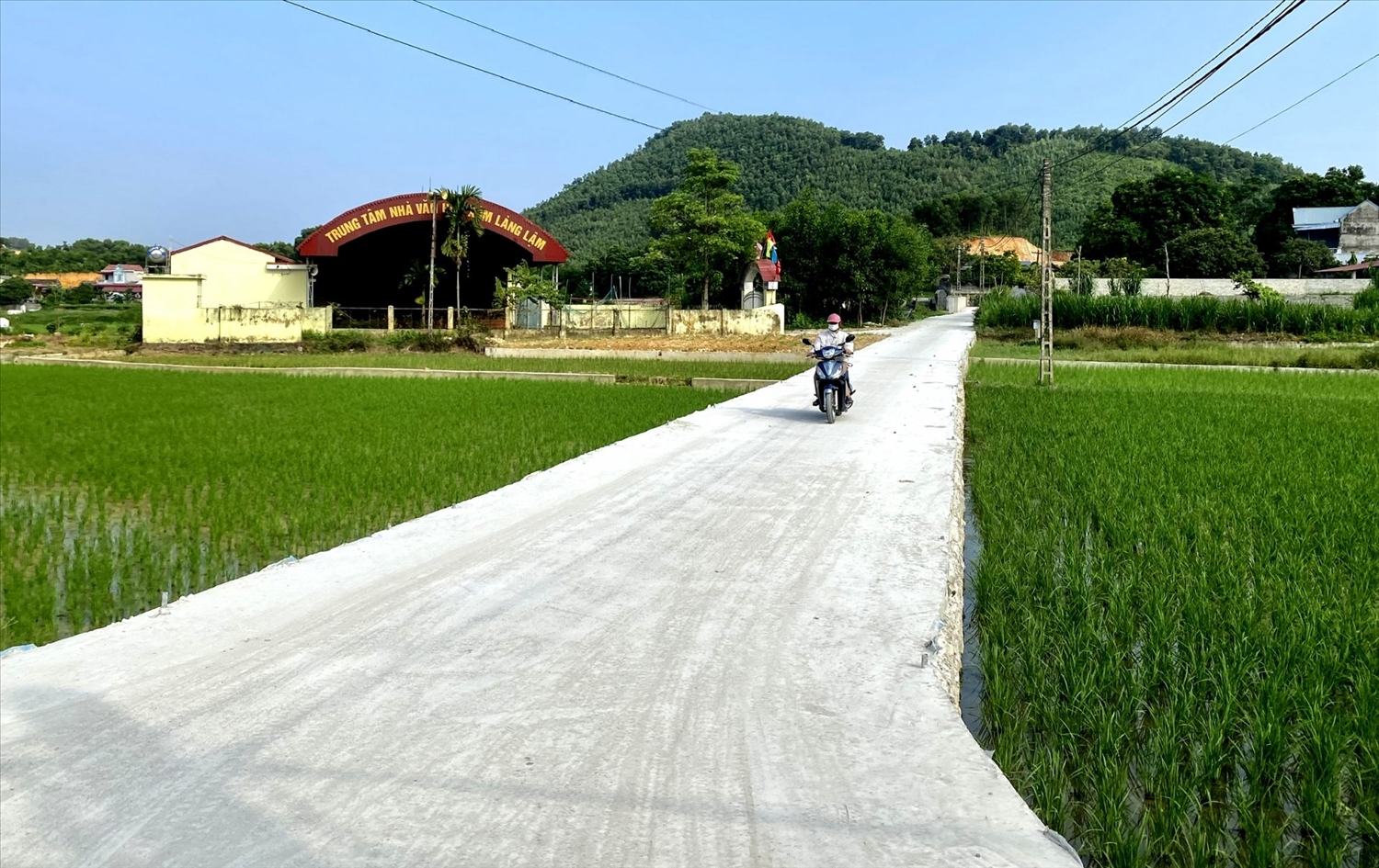 Bằng các nguồn lực chính sách dân tộc, kết cấu hạ tầng nông thôn miền núi huyện Đồng Hỷ ngày càng kiện toàn, tạo điều kiện thuận lợi cho người dân sinh hoạt, sản xuất.