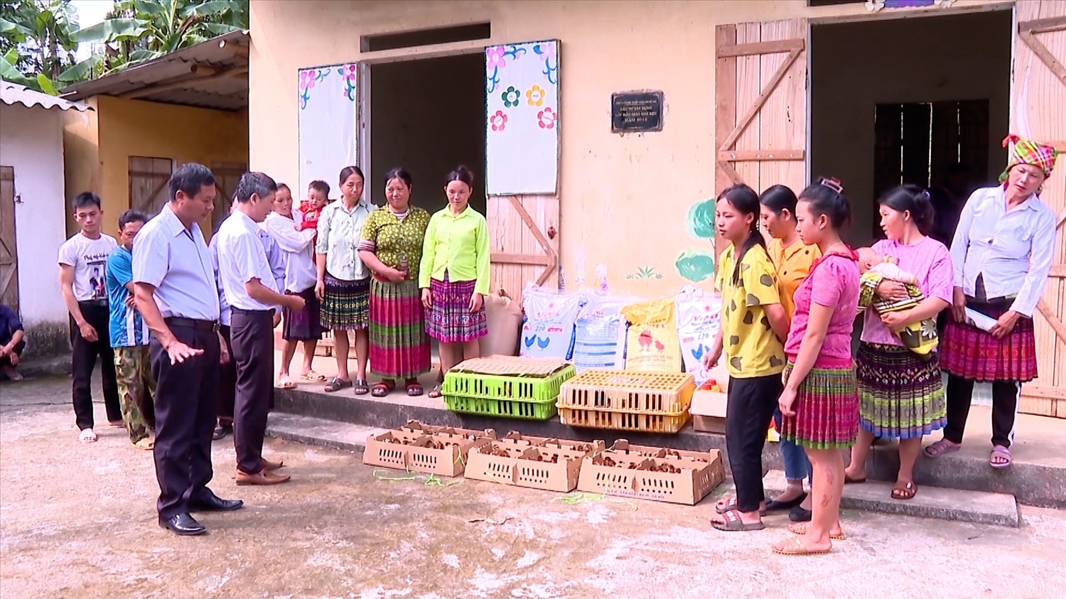 Đồng bào người Mông tiếp nhận con giống để phát triển chăn nuôi