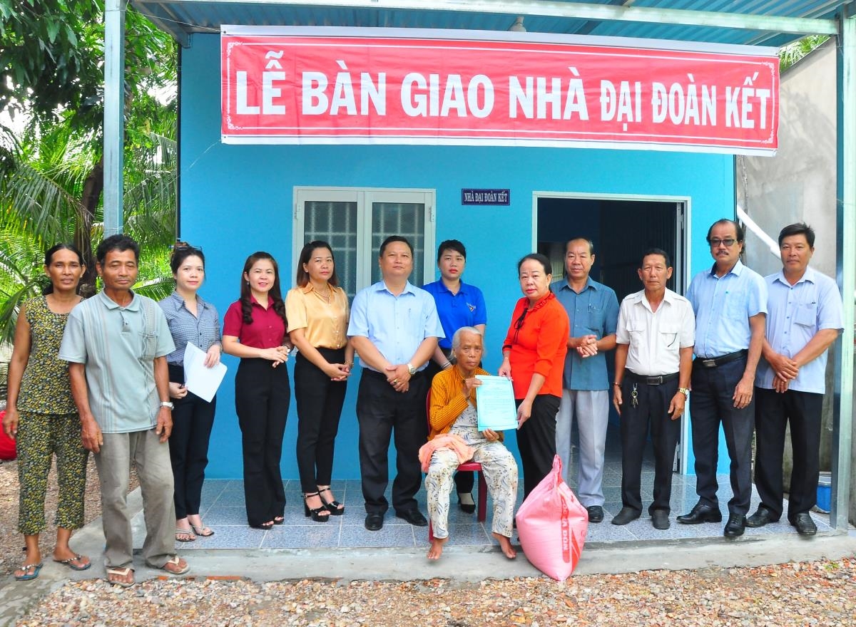 Hưởng ứng phong trào “Cả nước chung tay vì người nghèo, không để ai bị bỏ lại phía sau” và thực hiện có hiệu quả chương trình hỗ trợ hộ nghèo xây dựng nhà ở, cấp ủy, chính quyền tỉnh An Giang luôn chăm lo đời sống cho người nghèo. Ảnh: Bà Néang Si Na, ở ấp Phước An, xã Ô Lâm (Tri Tôn, An Giang) được sự quan tâm của các cấp chính quyền đã giúp đỡ bà cất được căn nhà đại đoàn kết để che nắng, che mưa.