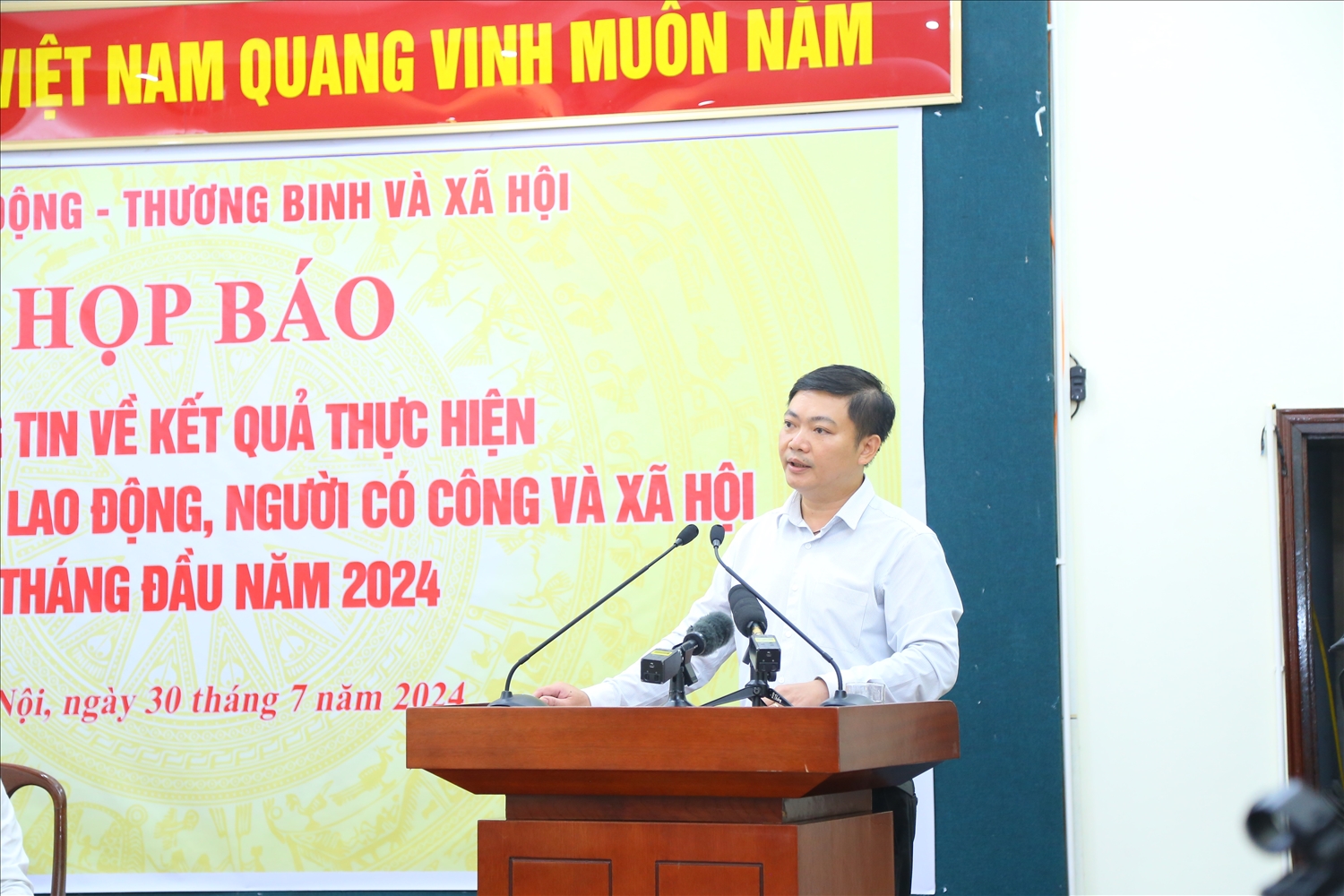 Ông Nguyễn Duy Cường - Phó Vụ trưởng vụ Bảo Hiểm xã hội, Bộ Lao động, Thương binh và Xã hội trao đổi về vấn đề Luật Bảo hiểm (sửa đổi).