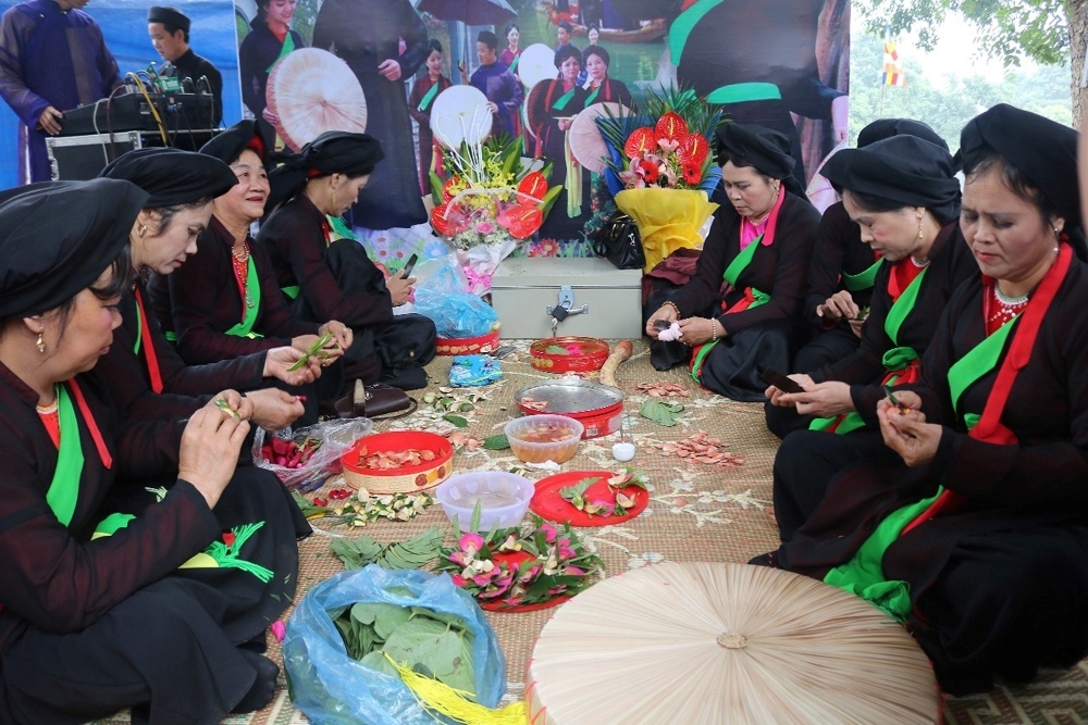 Các liền chị chuẩn bị trầu têm cánh phượng để mời du khách thưởng lãm tại hội Lim.
