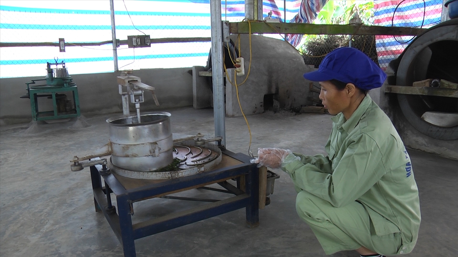 Công nhân HTX chè Khe Năm (xã Hưng Khánh, huyện Trấn Yên, tỉnh Yên Bái) đang theo dõi máy vò chè đa năng hoạt động