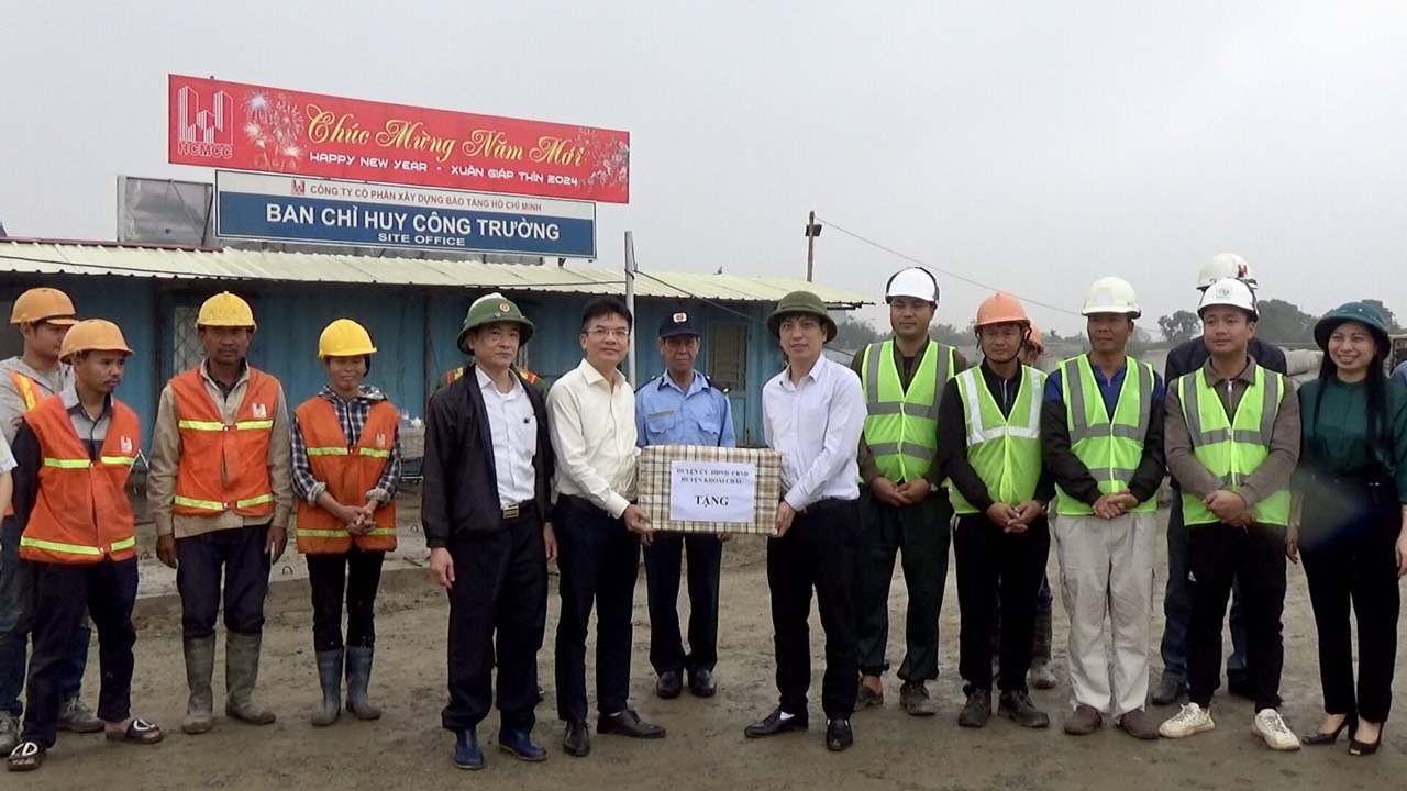Đồng chí Bùi Huy Cường - TUV, Bí thư Huyện ủy tặng quà và kiểm tra một số dự án đầu xuân 2024.