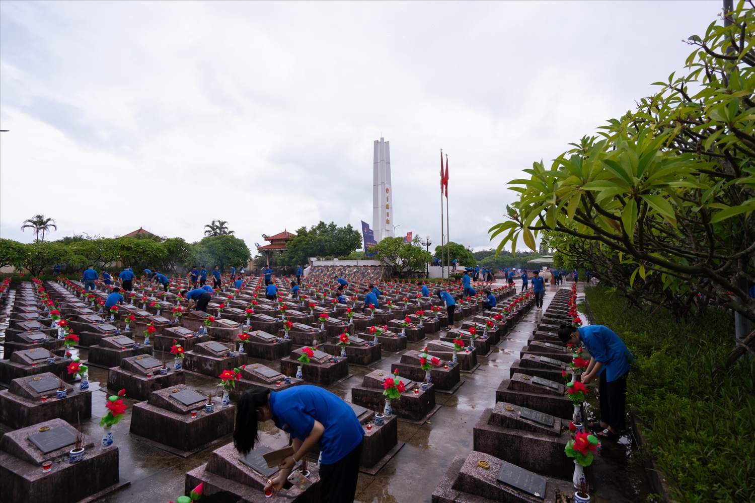 Đoàn viên Thanh niên Tổng công ty Viễn thông MobiFone tham gia cắm hoa tại các mộ nghĩa trang liệt sĩ, nhân ngày thương binh 27/7