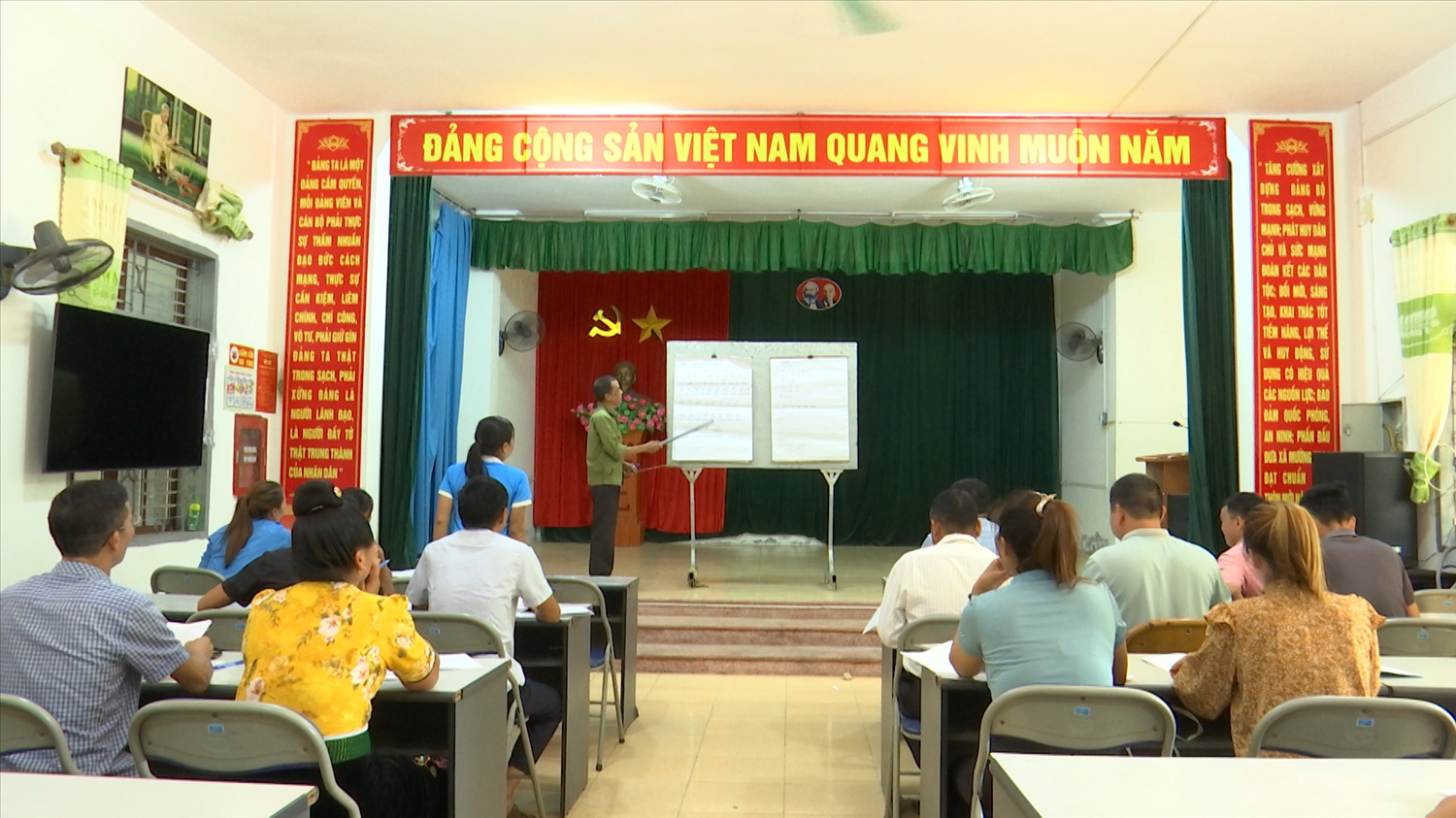  lớp học chữ dân tộc Thái tại xã Mường Khoa, Bắc Yên (Sơn La) lại tập trung tại nhà văn hóa xã