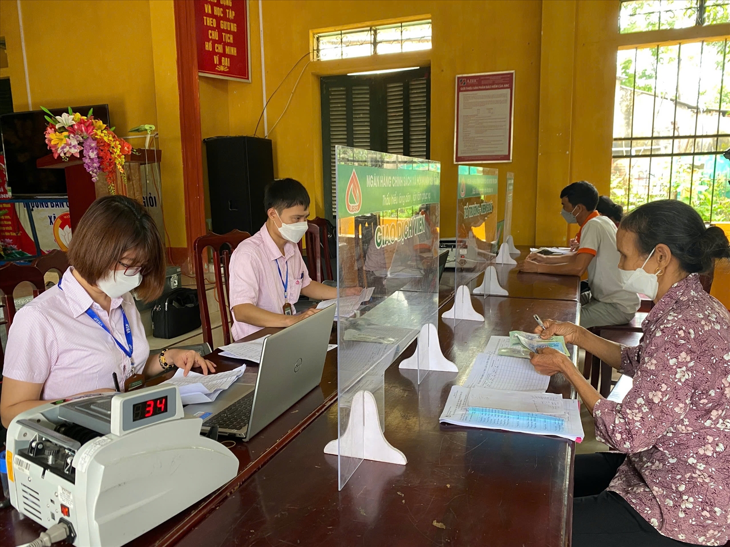 Hơn 20 năm gắn bó với NHCSXH, bà Tầm luôn hoàn thành tốt nhiệm vụ truyền tải nguồn vốn đến tận tay người nghèo