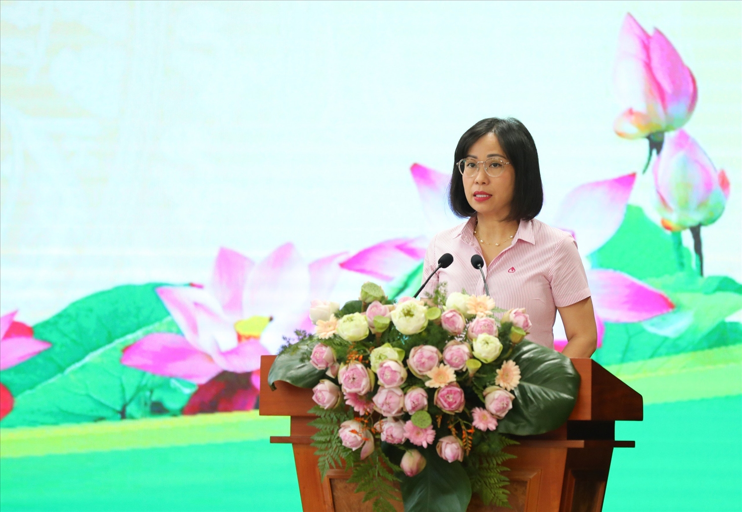 Phó Tổng Giám đốc Lê Thị Đức Hạnh báo cáo kết quả hoạt động Ngân hàng CSXH 6 tháng đầu năm 2024, phương hướng nhiệm vụ những tháng cuối năm 2024