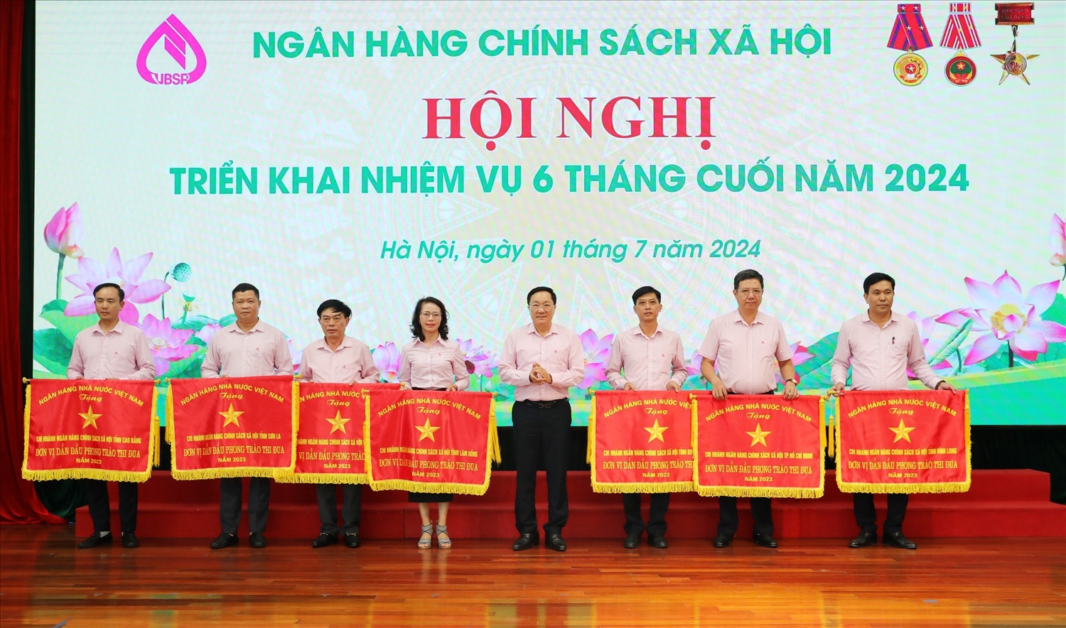 Tổng Giám đốc NHCSXH Dương Quyết Thắng chúc mừng 7 tập thể vinh dự được nhận Cờ thi đua của Ngân hàng Nhà nước năm 2023