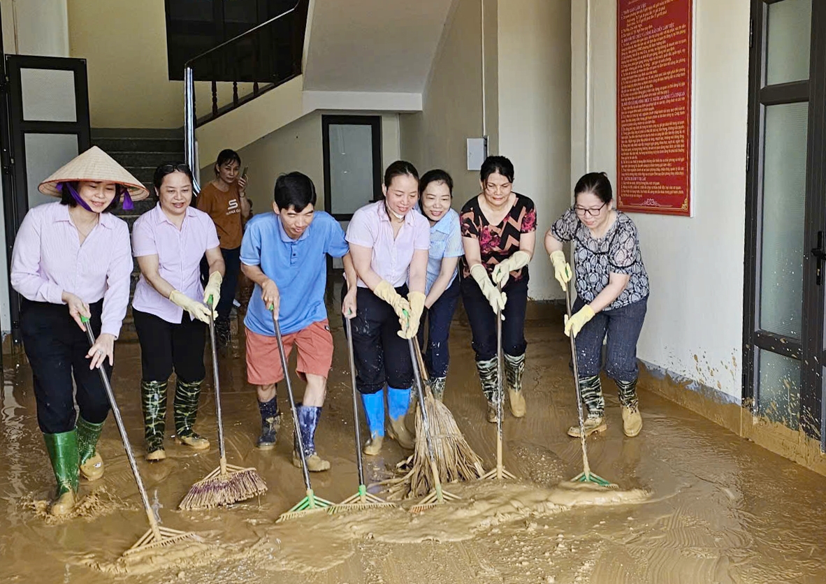 Các cán bộ Chi nhánh NHCSXH tỉnh Yên Bái cùng với chính quyền và bà con nhân dân địa phương tham gia dọn dẹp, sửa sang lại các trụ sở phòng và Điểm giao dịch tại xã, để nhanh chóng hoạt động trở lại