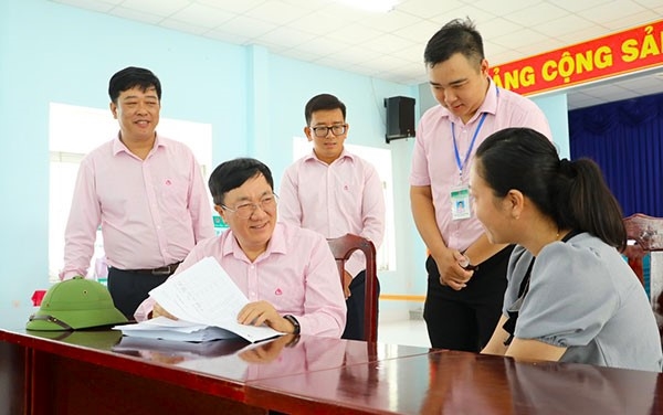 Tổng Giám đốc NHCSXH Dương Quyết Thắng trao đổi với Tổ trưởng Tổ tiết kiệm và vay vốn trên địa bàn xã Vĩnh Mỹ B, huyện Hoà Bình, tỉnh Bạc Liêu vào tháng 3 vừa qua