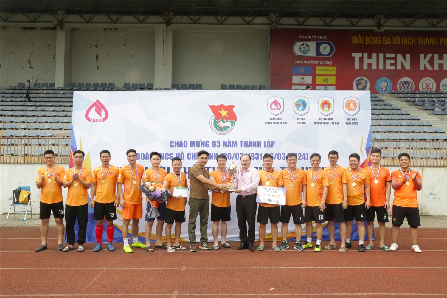 Đại diện lãnh đạo Ngân hàng CSXH trao cúp và huy chương vàng cho các cầu thủ Đoàn Thanh niên Bộ Lao động Thương binh và Xã hội.