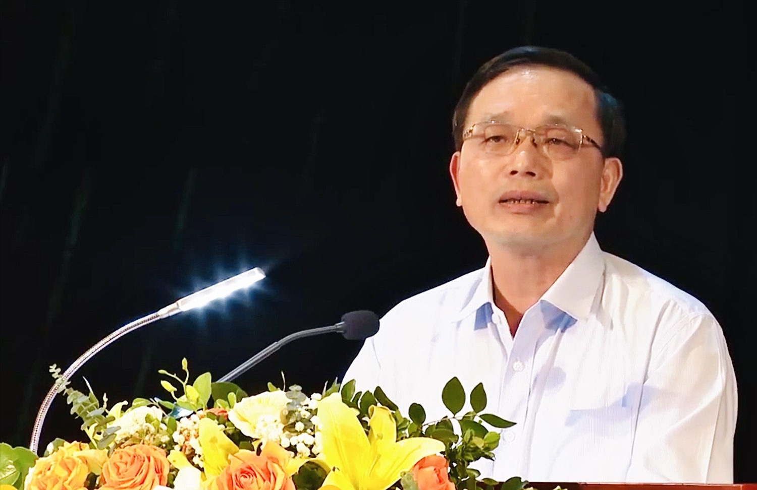 Phó Bí thư Thường trực Tỉnh ủy - Chủ tịch HĐND tỉnh Triệu Đình Lê phát biểu tại Hội nghị