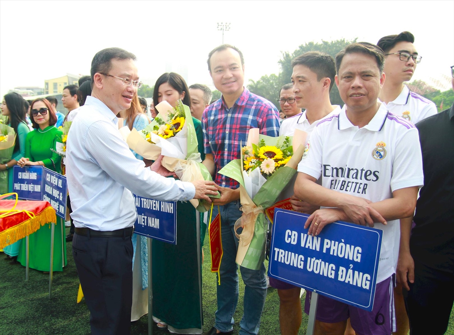 Ông Nguyễn Hồng Minh, Phó Cục trưởng Cục Thể dục Thể thao (Bộ Văn hóa, Thể thao và Du lịch) tặng hoa và cờ lưu niệm cho đại diện các đội bóng tham dự giải.
