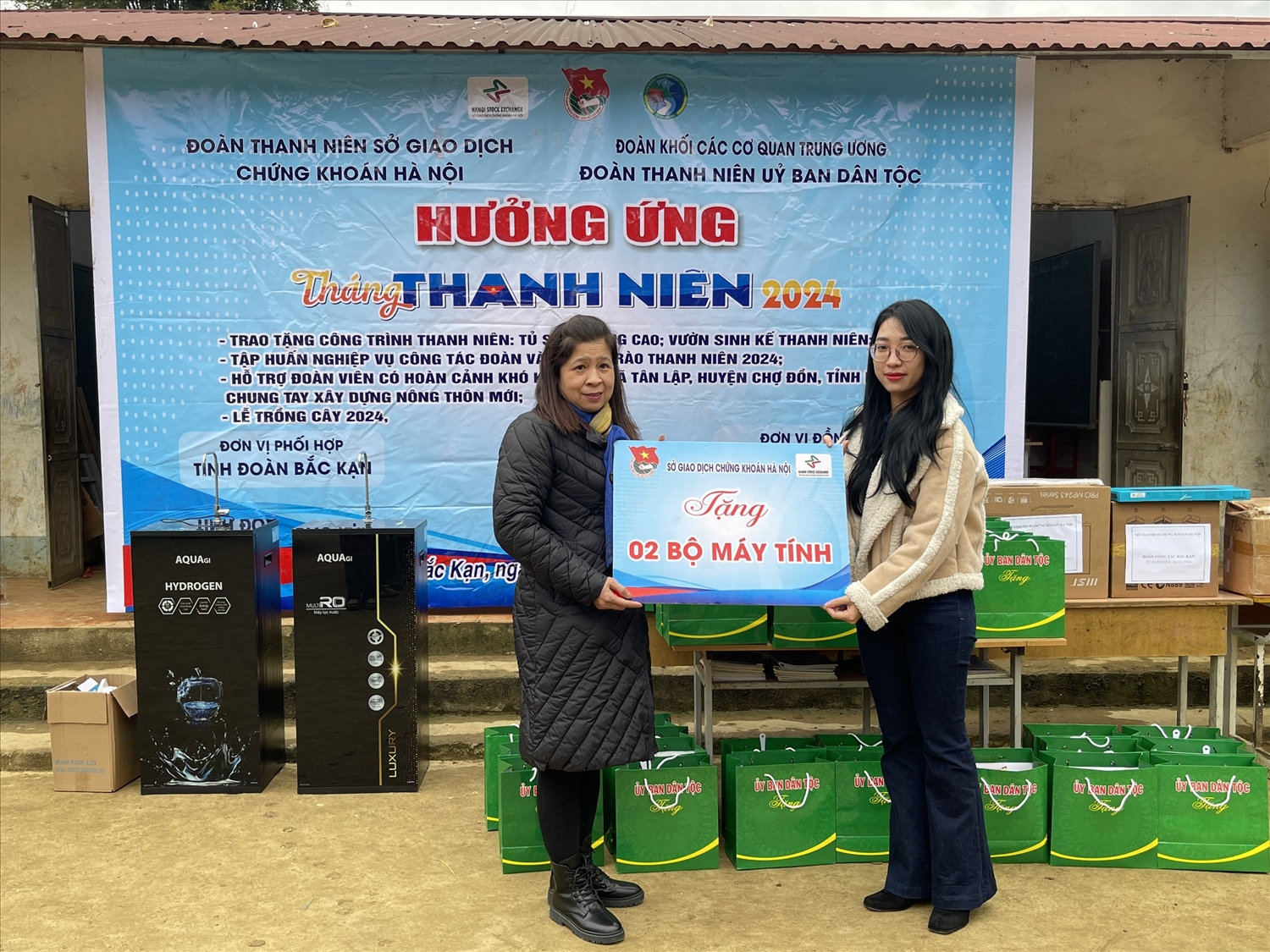 Đại diện Đoàn Thanh niên Sở Giao dịch chứng khoán thành phố Hà Nội trao tặng 02 bộ máy tính cho Điểm trường Tiểu học Phiêng Đén 