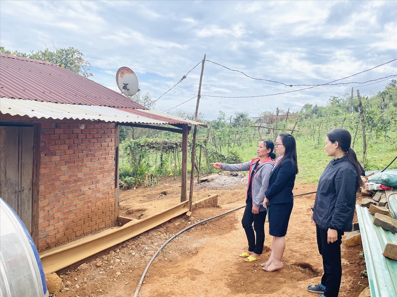 Lãnh đạo Phòng Giao dịch NHCSXH huyện Đắk Song, tỉnh Đắk Nông kiểm tra sử dụng nguồn vốn vay tại xã Trường Xuân