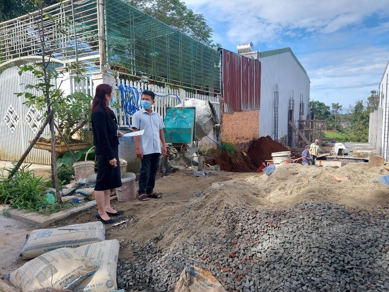 Cán bộ NHCSXH huyện kiểm tra tiến độ xây nhà ở của khách hàng Bùi Cảm ở thị trấn Kiến Đức