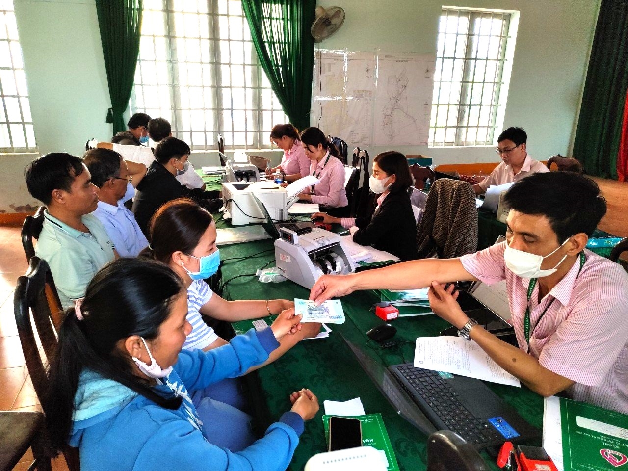 Người dân trên địa bàn huyện Đắk R’Lấp giao dịch với NHCSXH trực tiếp tại các Điểm giao dịch xã