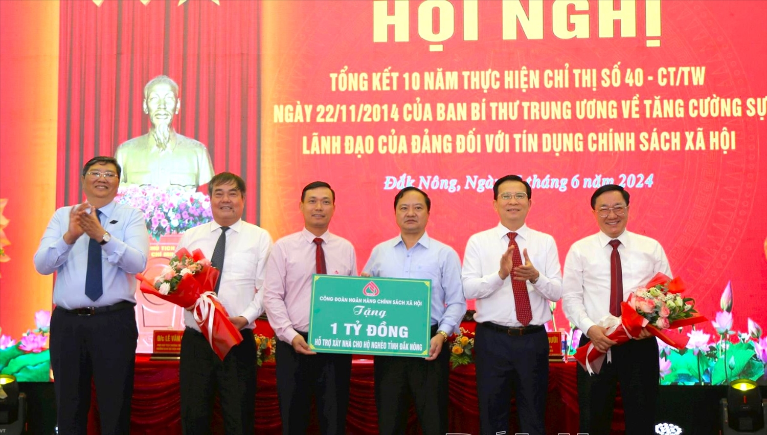 Tại Hội nghị, Công đoàn NHCSXH Việt Nam đã trao tặng 1 tỷ đồng hỗ trợ xây dựng nhà ở cho hộ nghèo tại Đắk Nông.