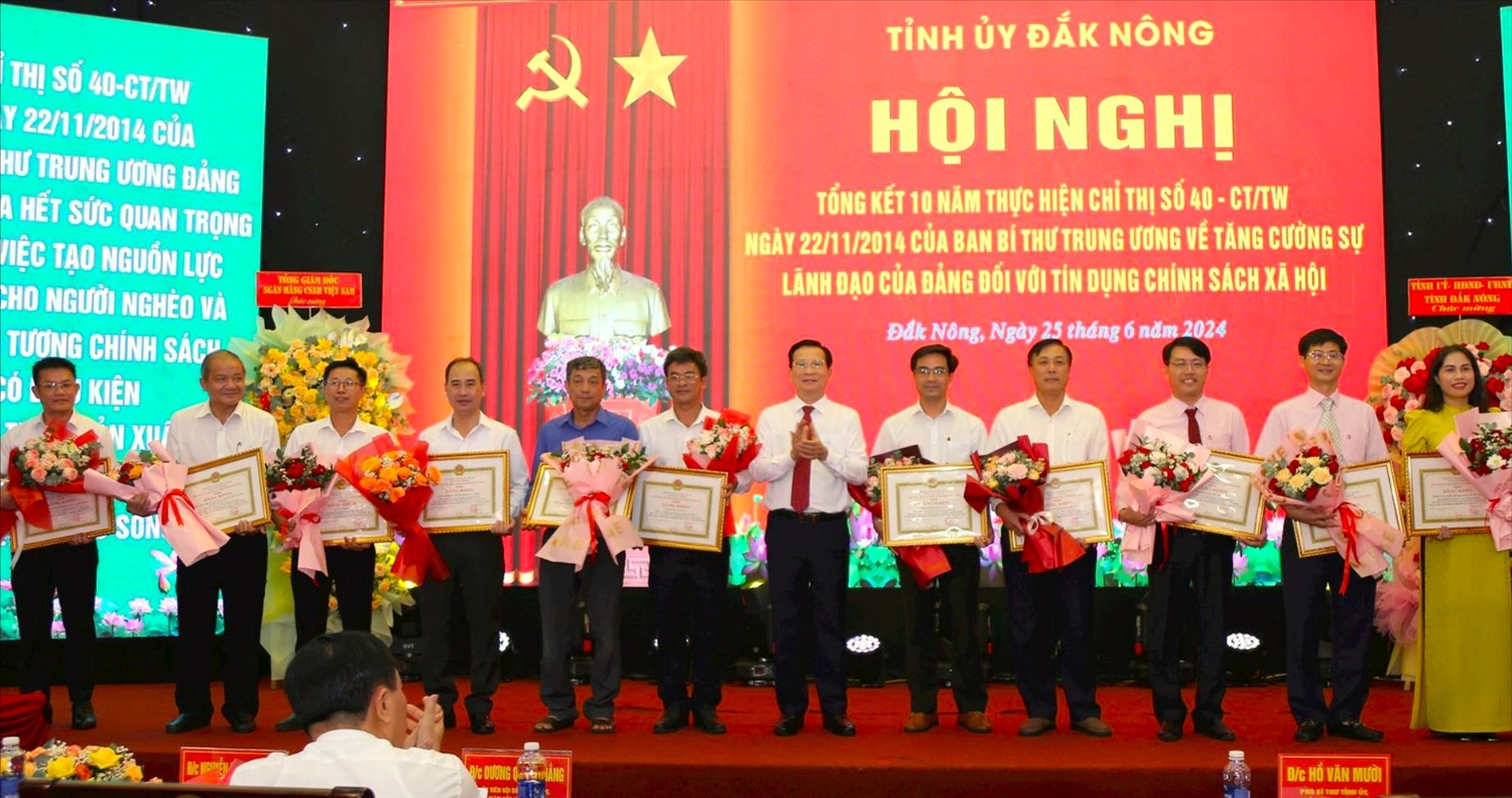 Chủ tịch UBND tỉnh Đắk Nông Hồ Văn Mười trao bằng khen cho các cá nhân, tập thể vì có nhiều đóng góp trong thực hiện Chỉ thị 40 thời gian qua