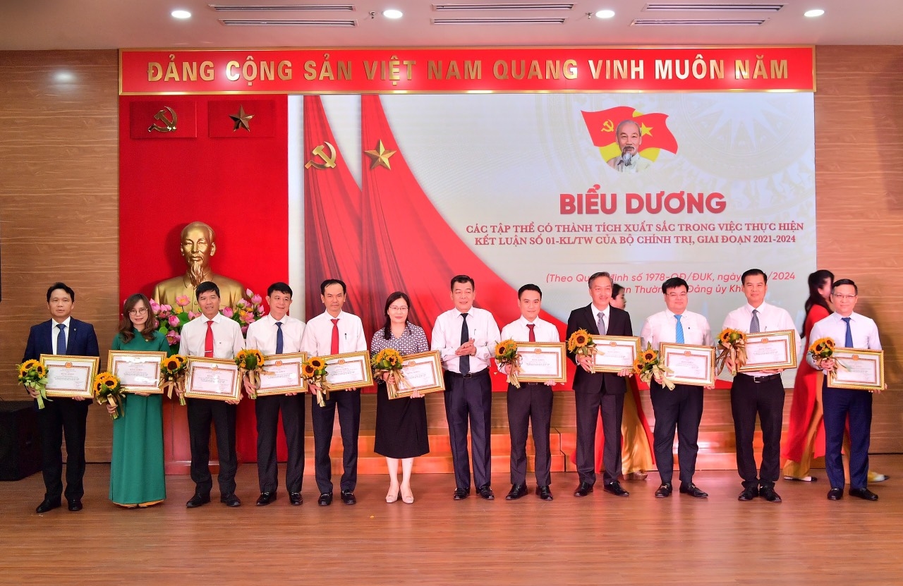 Đại diện Đảng bộ Agribank Chi nhánh Lâm Đồng (thứ ba từ trái sang) vinh dự nhận Bằng khen về thành tích xuất sắc trong “Học tập và làm theo tư tưởng, đạo đức, phong cách Hồ Chí Minh” giai đoạn 2021-2024