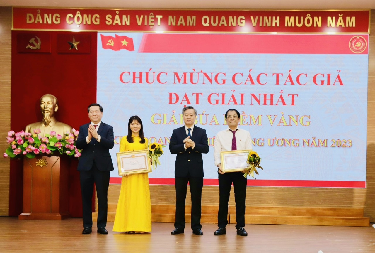 Đồng chí Nguyễn Thị Thu Hiền, Ban Tuyên giáo Đảng ủy nhận giải Nhất đối với tác phẩm “Dấu ấn mở đường và hành trình đưa Nghị quyết “Tam nông” đi vào cuộc sống.
