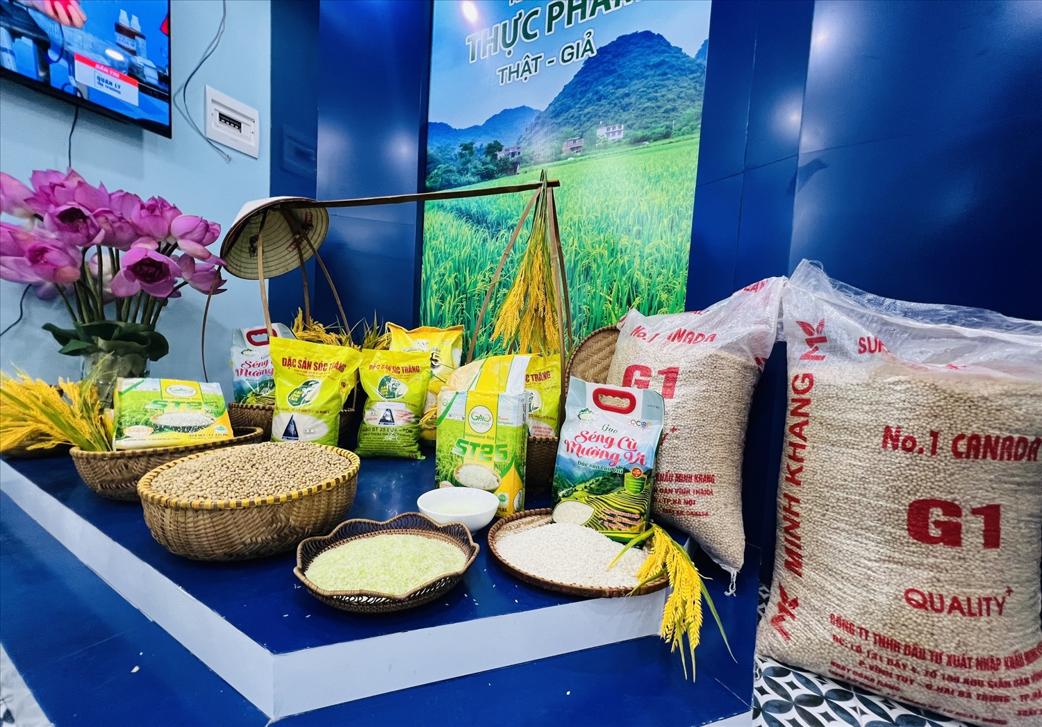 Các mặt hàng như gạo ST25, bánh cốm Nguyên Ninh, các sản phẩm nước uống, bánh kẹo, bột ngọt Ajnomoto... được trưng bày tại đây giúp người tiêu dùng nâng cao nhận thức trong việc mua sắm sản phẩm thực phẩm chính hãng, rõ nguồn gốc xuất xứ.