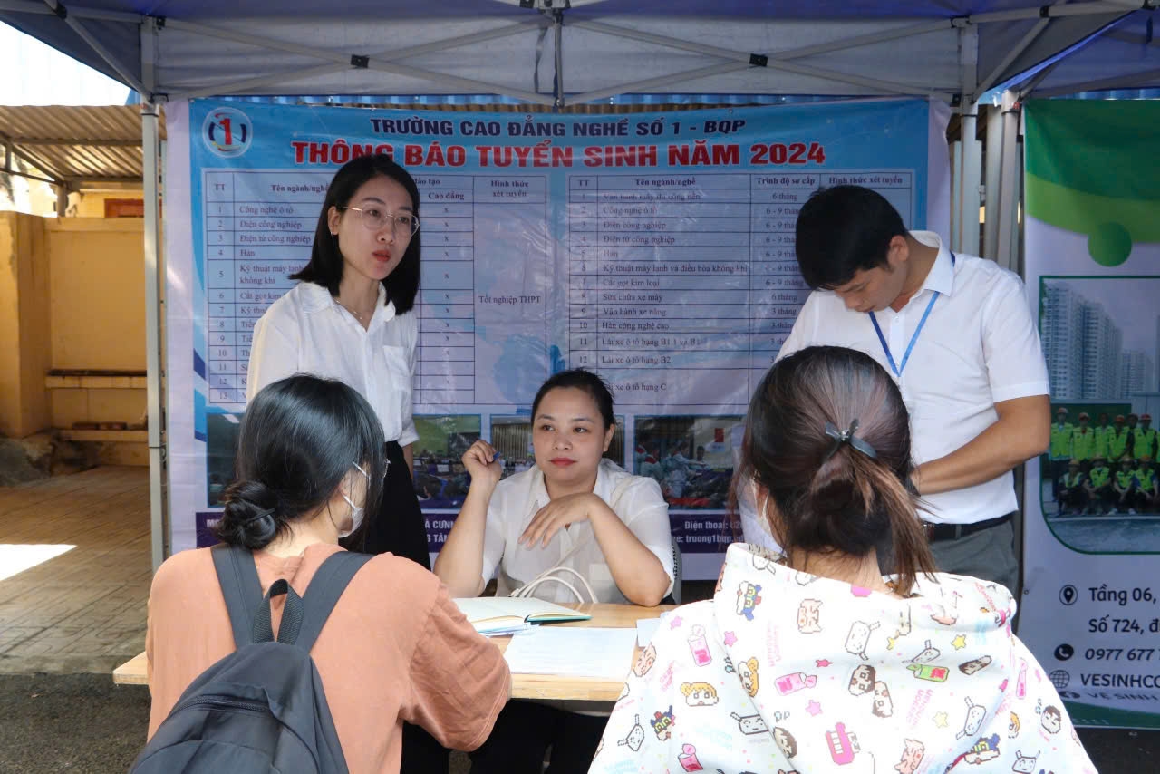 Đại diện Trường Cao đẳng Nghề số 1 (Bộ Quốc phòng) tư vấn thanh niên, người lao động về tuyển sinh năm 2024