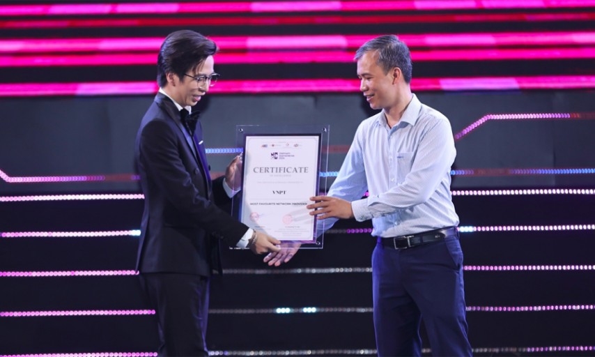 Ông Nguyễn Quốc An - Phó Giám đốc VNPT VinaPhone TP. Hồ Chí Minh đại diện VNPT lên nhận CUP và chứng nhận VNPT là nhà mạng được yêu thích nhất