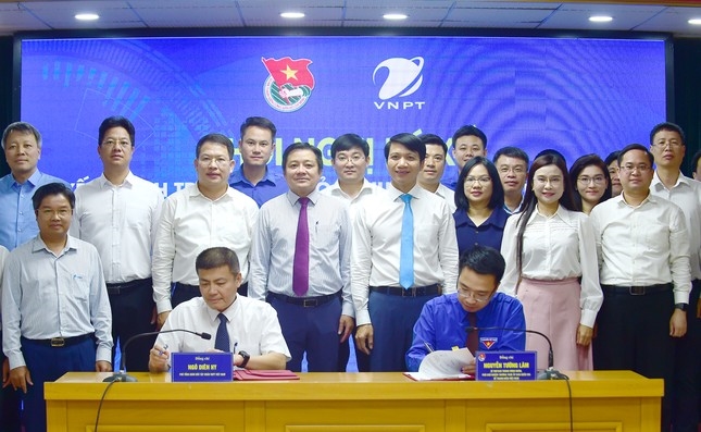 Bí thư Trung ương Đoàn Nguyễn Tường Lâm và Phó Tổng Giám đốc VNPT Ngô Diên Hy ký kết thoả thuận hợp tác năm 2024 giữa Trung ương Đoàn và VNPT.