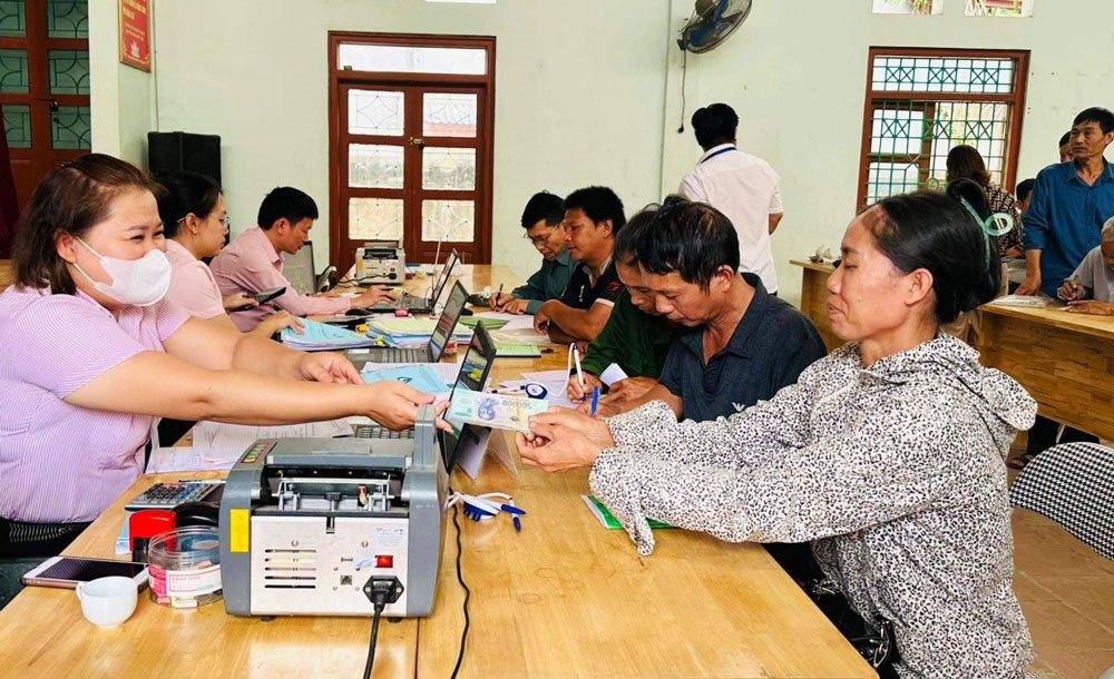 Ngân hàng Chính sách xã hội huyện Định Hóa giải ngân nguồn vốn tại điểm giao dịch xã Trung Hội.