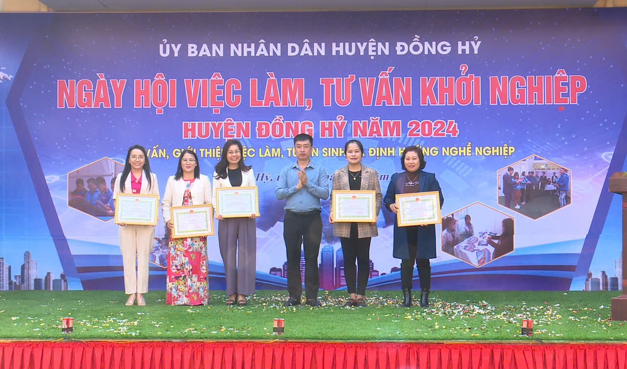 UBND huyện Đồng Hỷ khen thưởng cho các tập thể và cá nhân, vì có thành tích trong công tác đào tạo nghề và giải quyết liệc làm trên địa bàn huyện.