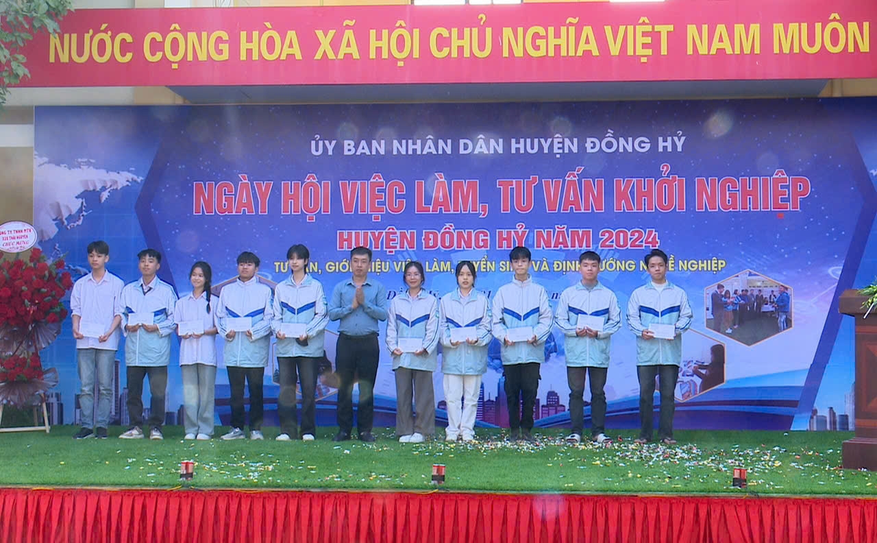 Tại chương trình Ngày hội việc làm, tư vấn khởi nghiệp năm 2024, huyện Đồng Hỷ đã dành tặng 10 suất quà cho các em học sinh có thành tích học tập xuất sắc